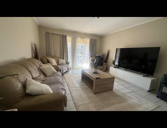 2 BEDROOM TOWNHOUSE FOR SALE IN OAKDENE